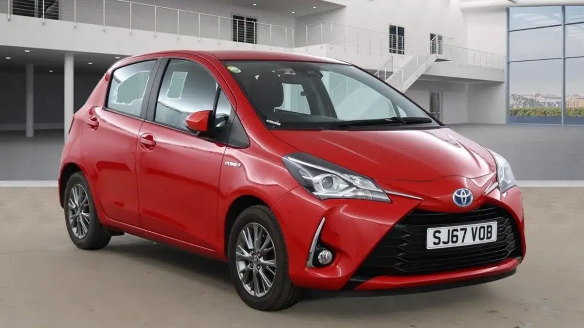 2017-toyota-yaris-15-vvt-i-icon-tech-98bhp-hybrid-1497cc-e-cvt-big-6