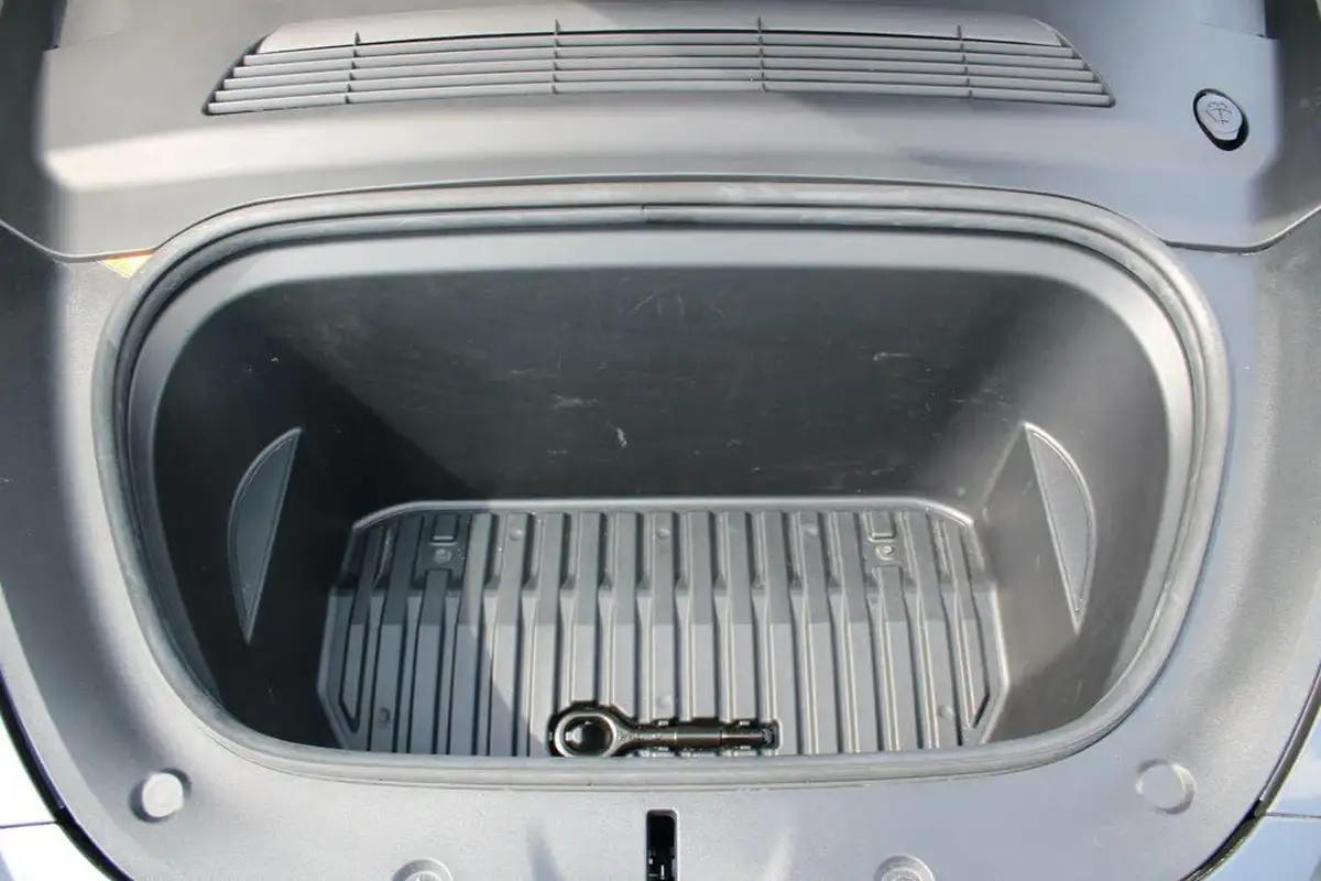 2022-tesla-model-y-e-long-range-big-36