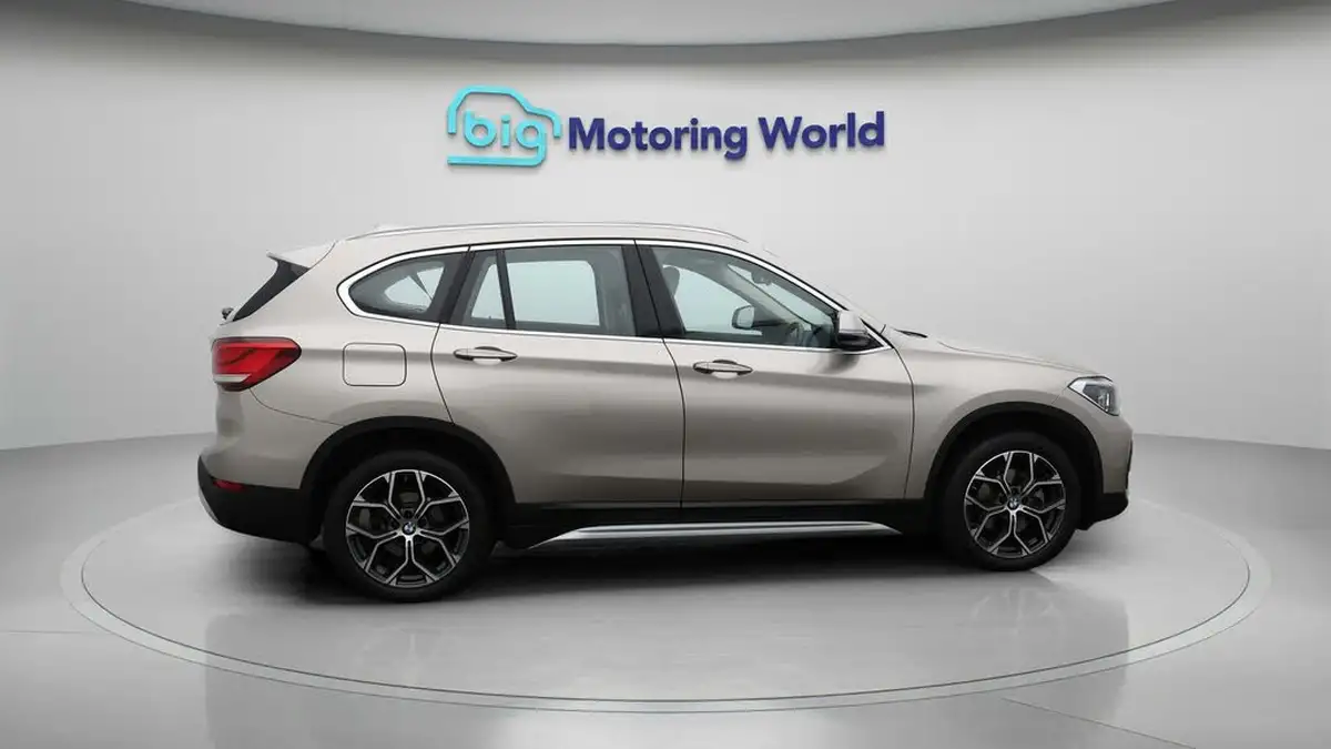 2021-bmw-x1-15-sdrive18i-xline-dct-big-8