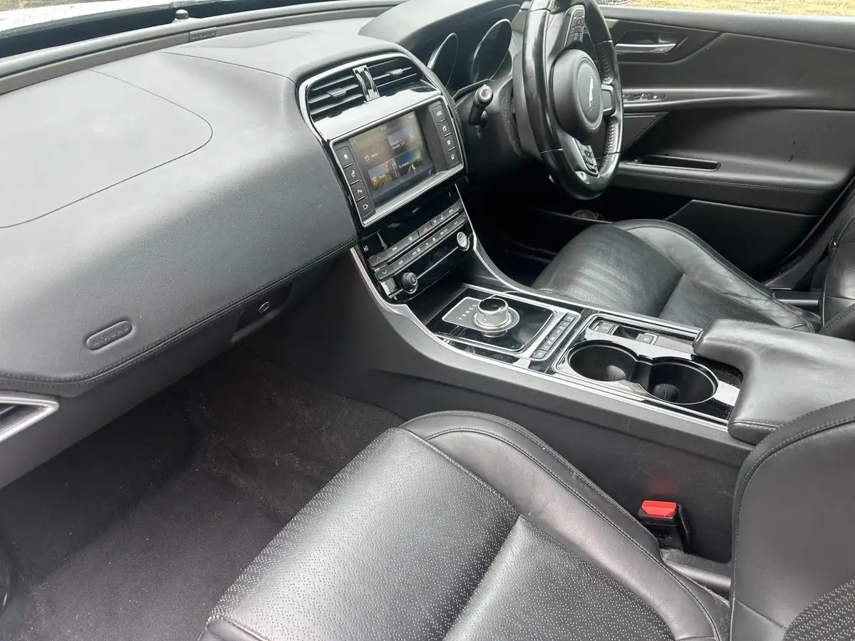 2015-jaguar-xe-20td-portfolio-180ps-auto-big-2