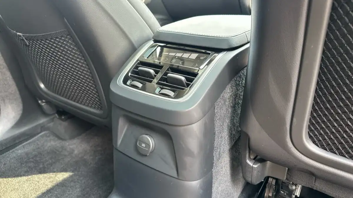 2024-volvo-xc90-20-t8-ultra-dark-big-27