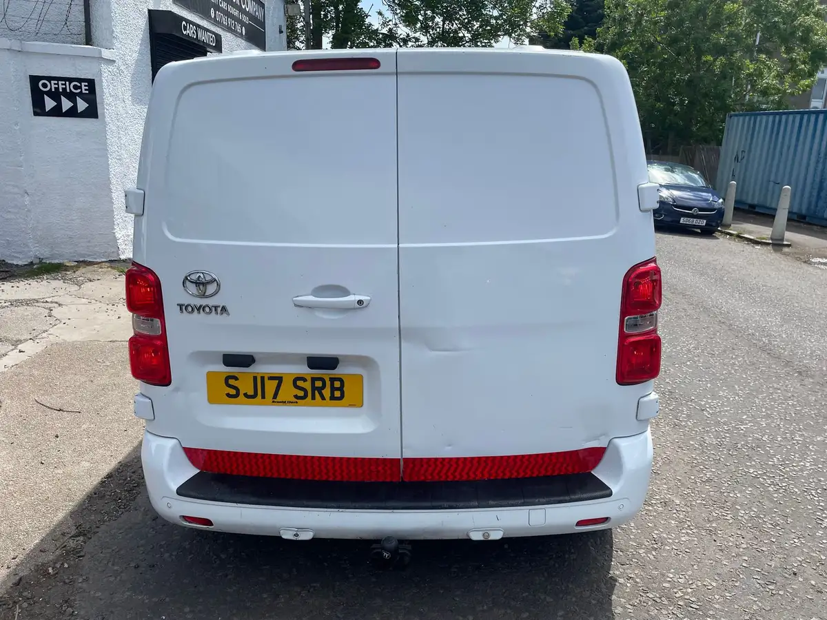 2017-toyota-proace-16d-comfort-compact-big-4