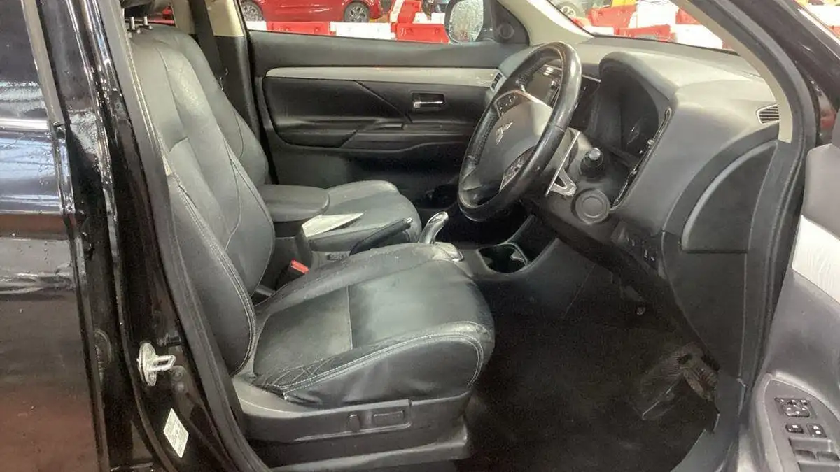2014-mitsubishi-outlander-20-gx4hs-big-6