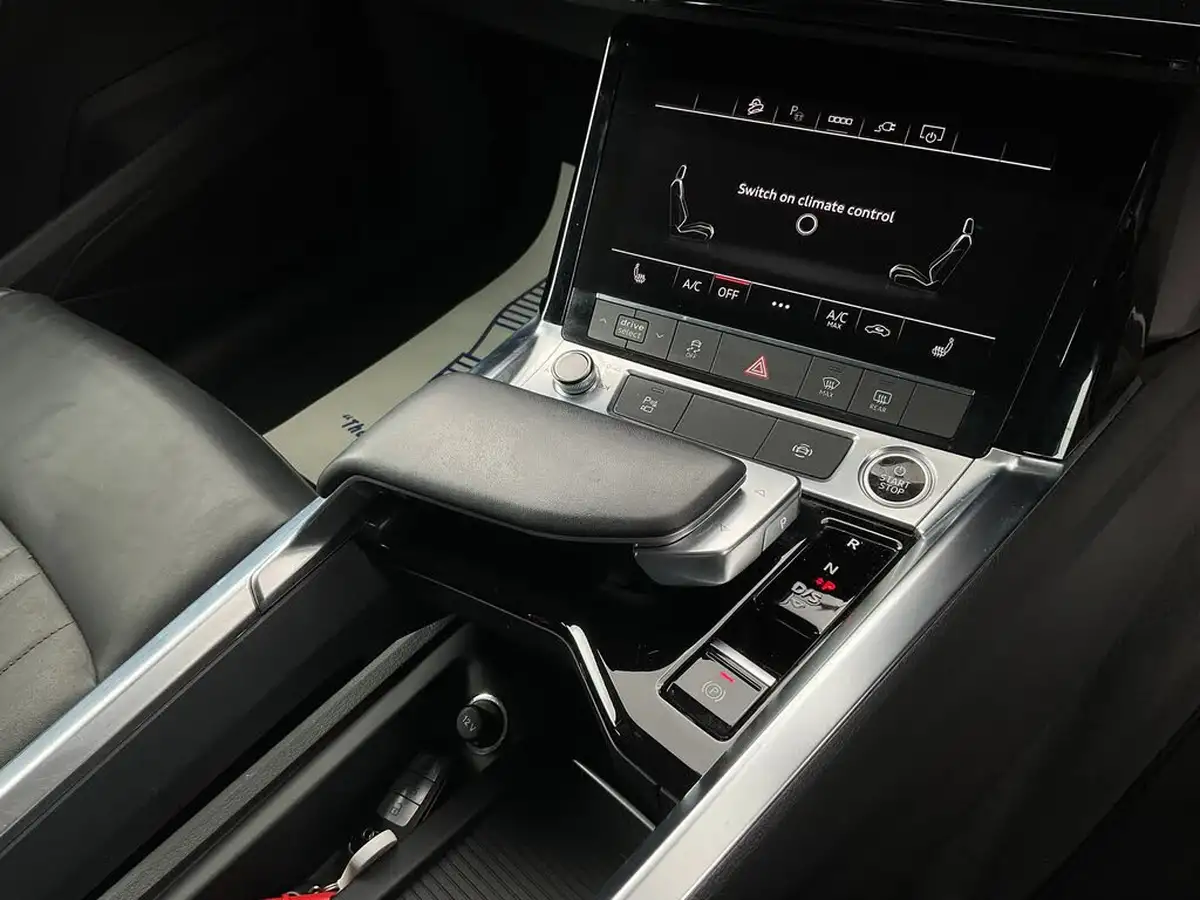 2022-audi-e-tron-55e-technik-station-wagon-big-32