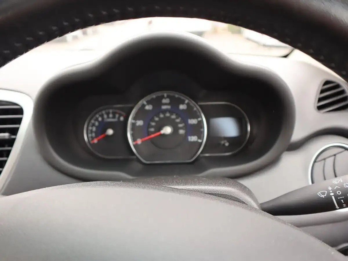 2012-hyundai-i10-12-style-85bhp-big-30