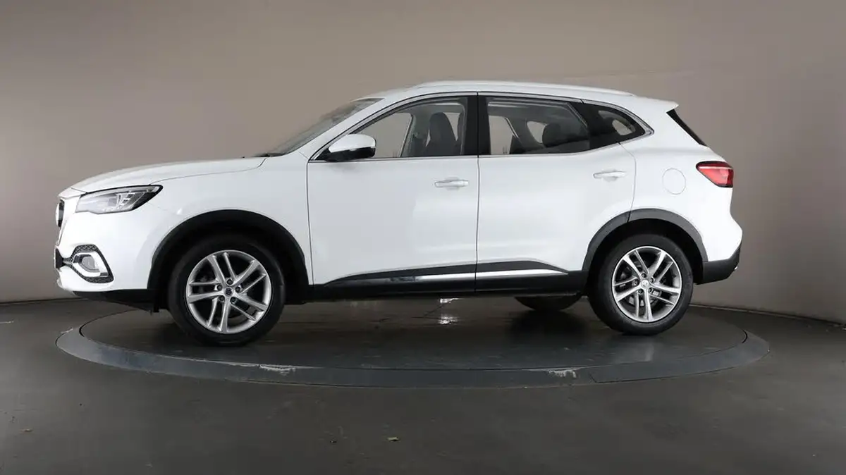 2021-mg-hs-15t-gdi-exclusive-162ps-big-39