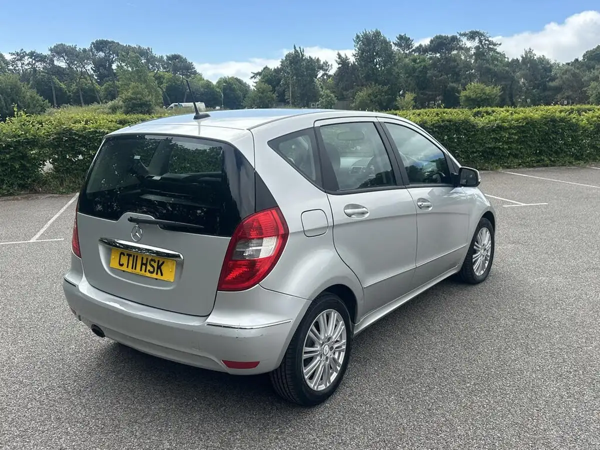 2011-mercedes-benz-a-class-15-a160-elegance-se-cvt-big-3