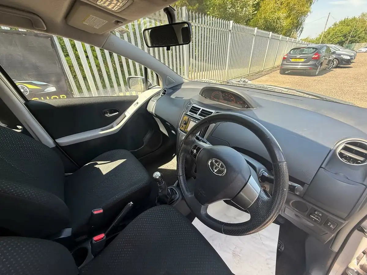 2011-toyota-yaris-133-t-spirit-vvt-i-101bhp-5d-big-10