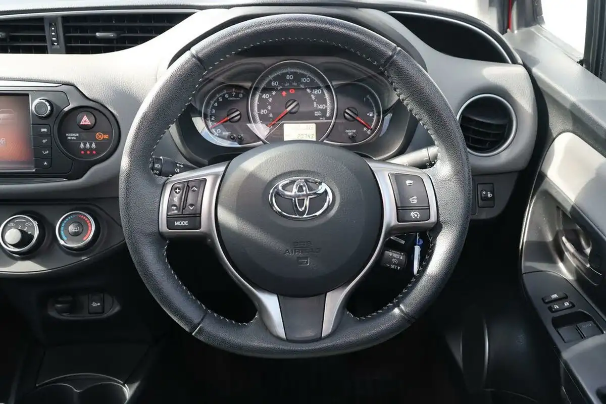 2016-toyota-yaris-10-vvt-i-icon-5d-big-7