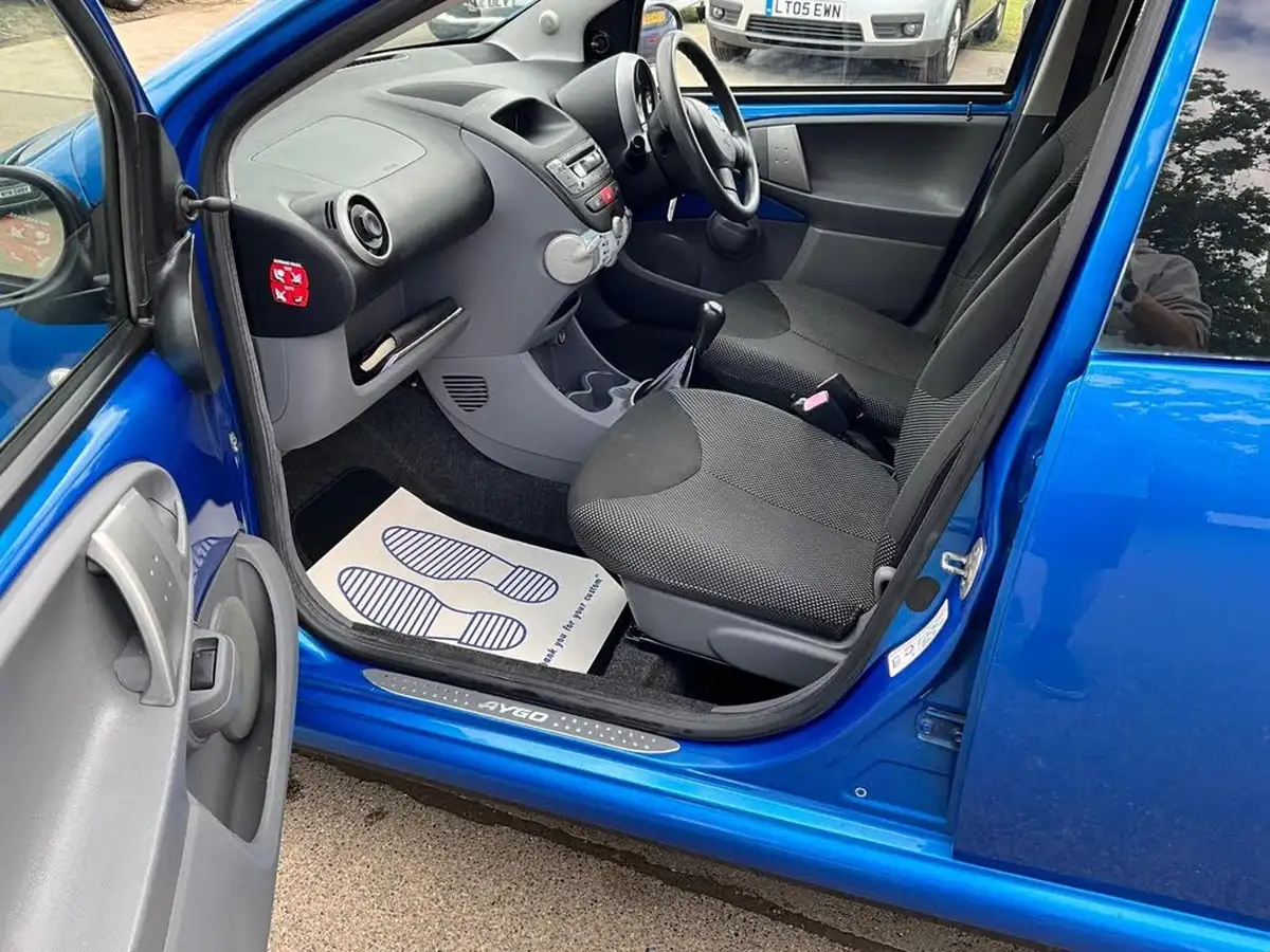 2010-toyota-aygo-10-aygo-blue-vvt-i-5d-big-71