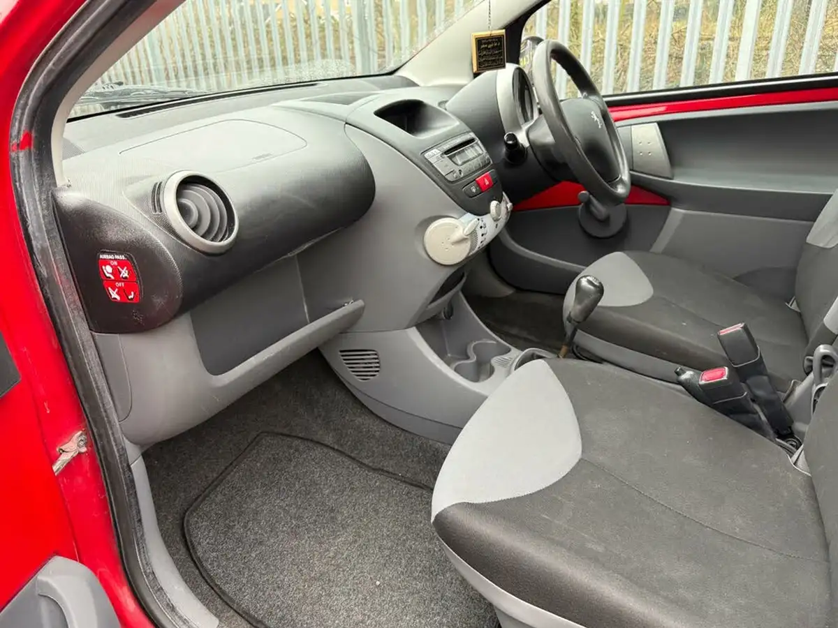 2011-peugeot-107-10-urban-lite-big-21