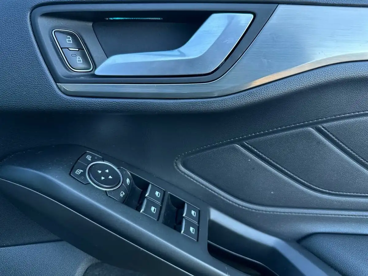 2020-ford-focus-10t-titanium-hatchback-auto-big-24