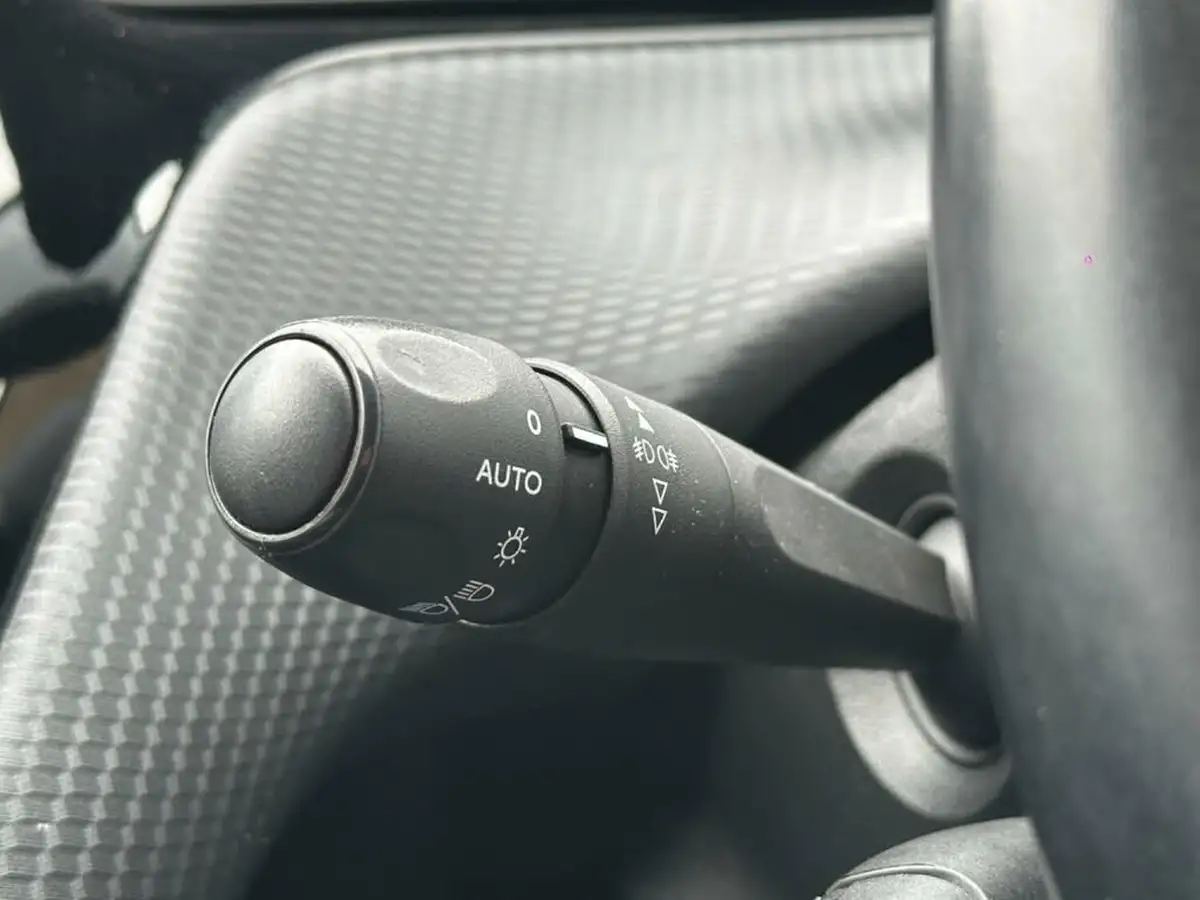 2017-peugeot-208-12-puretech-allure-82bhp-5d-big-19