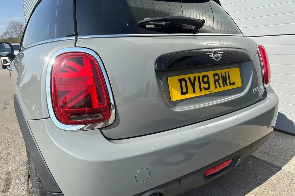 2019-mini-cooper-15-cooper-classic-hatchback-3d-big-14