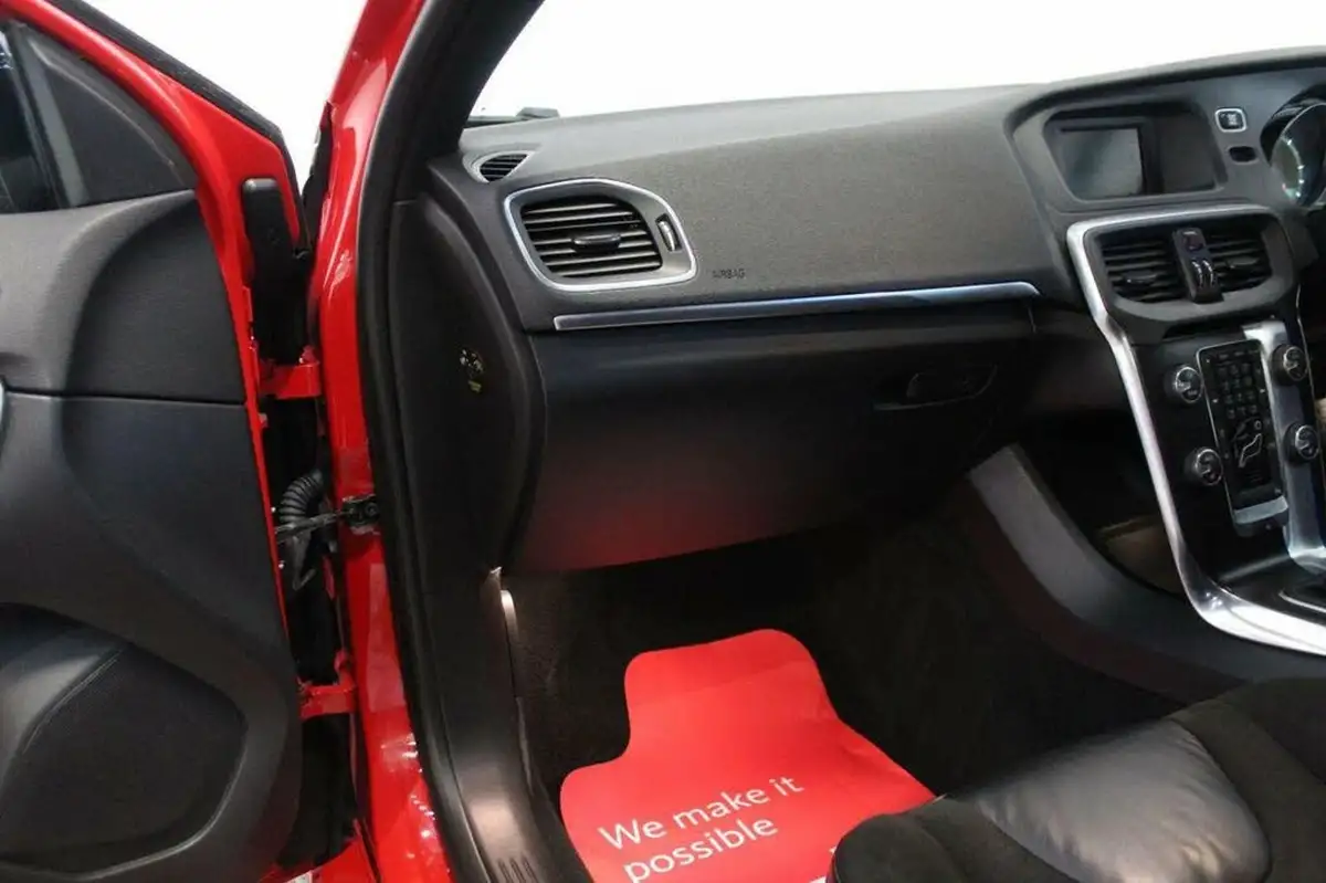 2013-volvo-v40-20td-d3-r-design-big-23