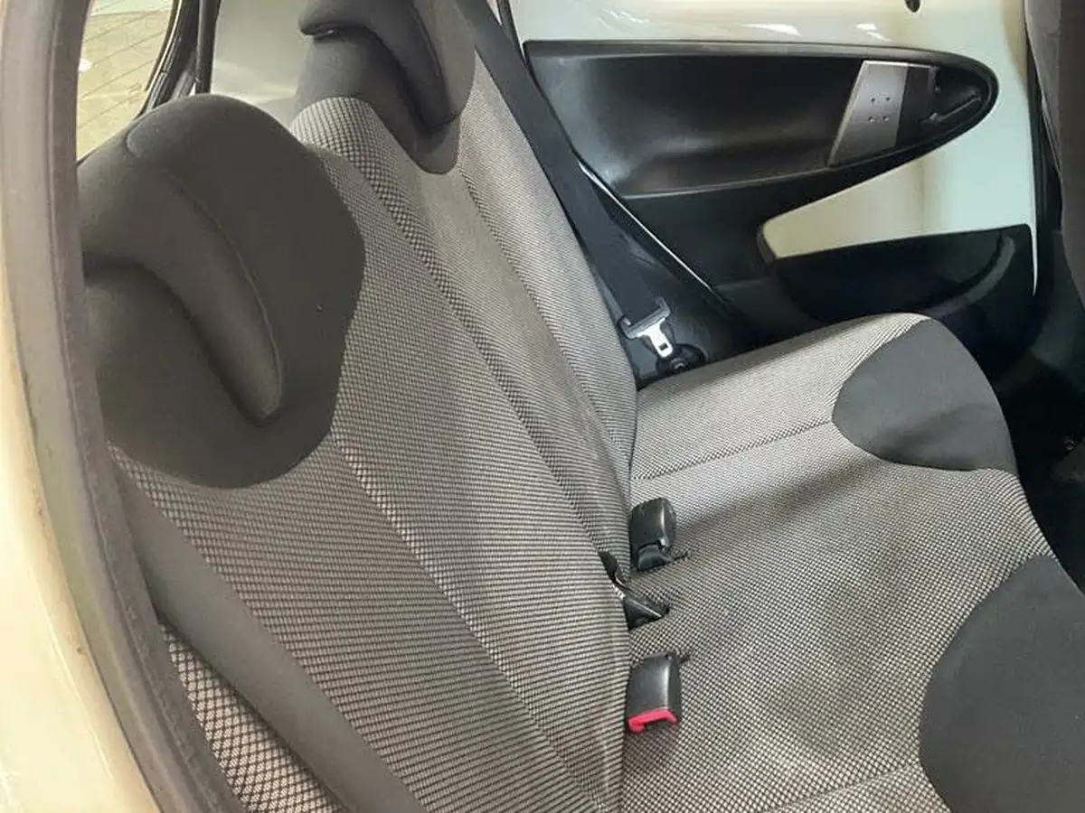 2013-toyota-aygo-10-move-5d-mm-big-5