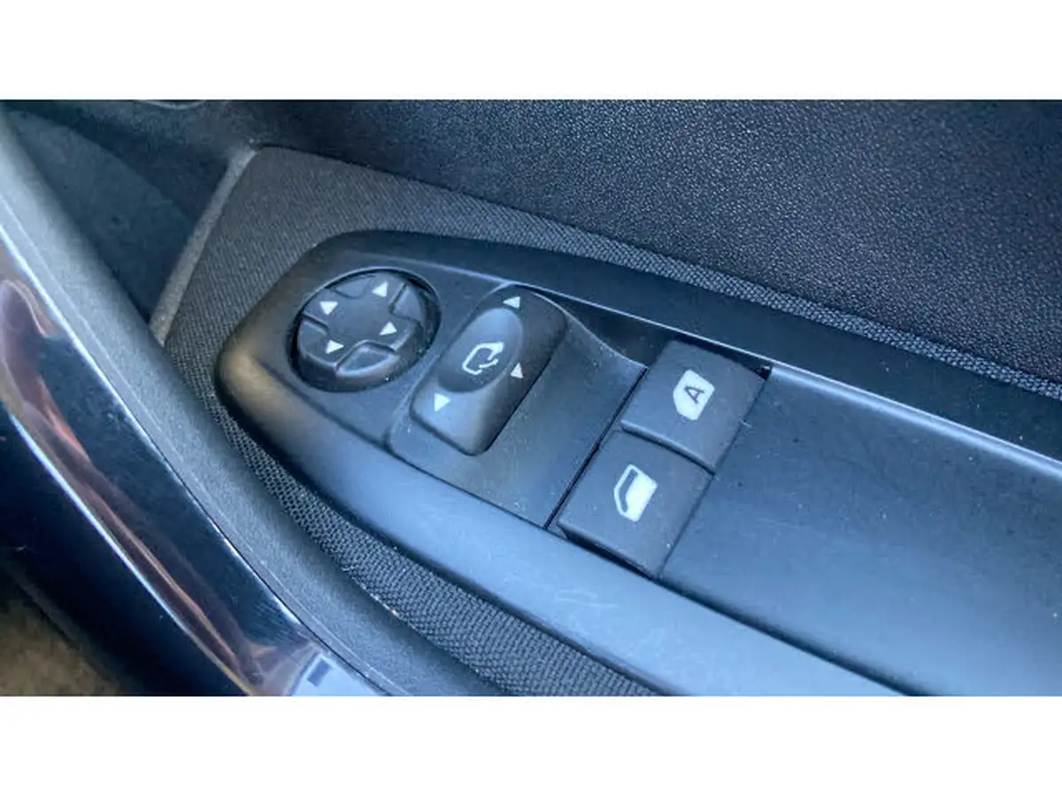 2018-peugeot-208-12-puretech-signature-big-22