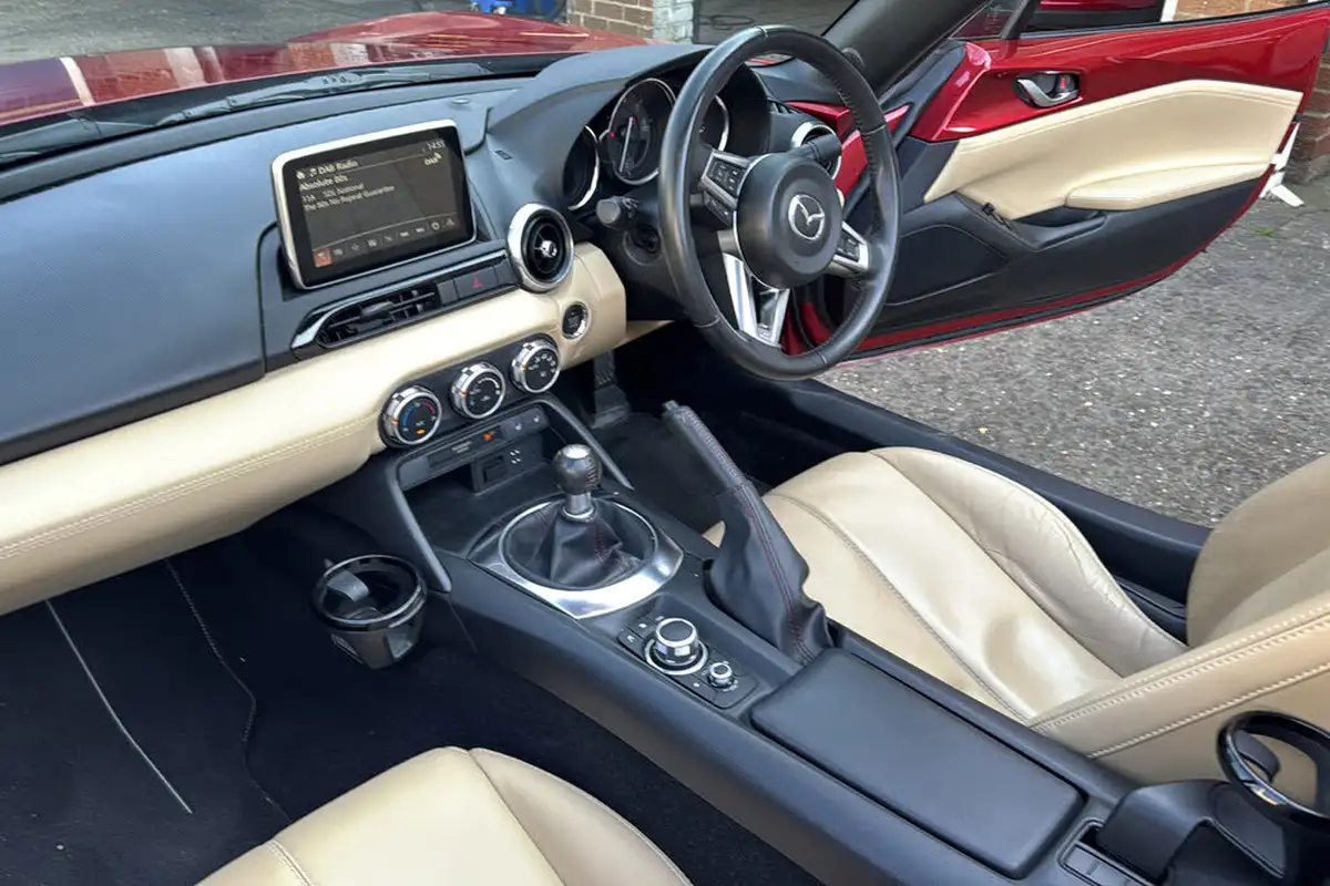 2015-mazda-mx-5-15-sport-nav-big-9