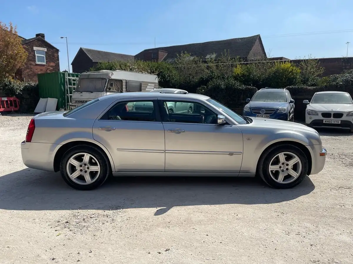 2009-chrysler-300c-30td-saloon-4d-big-9