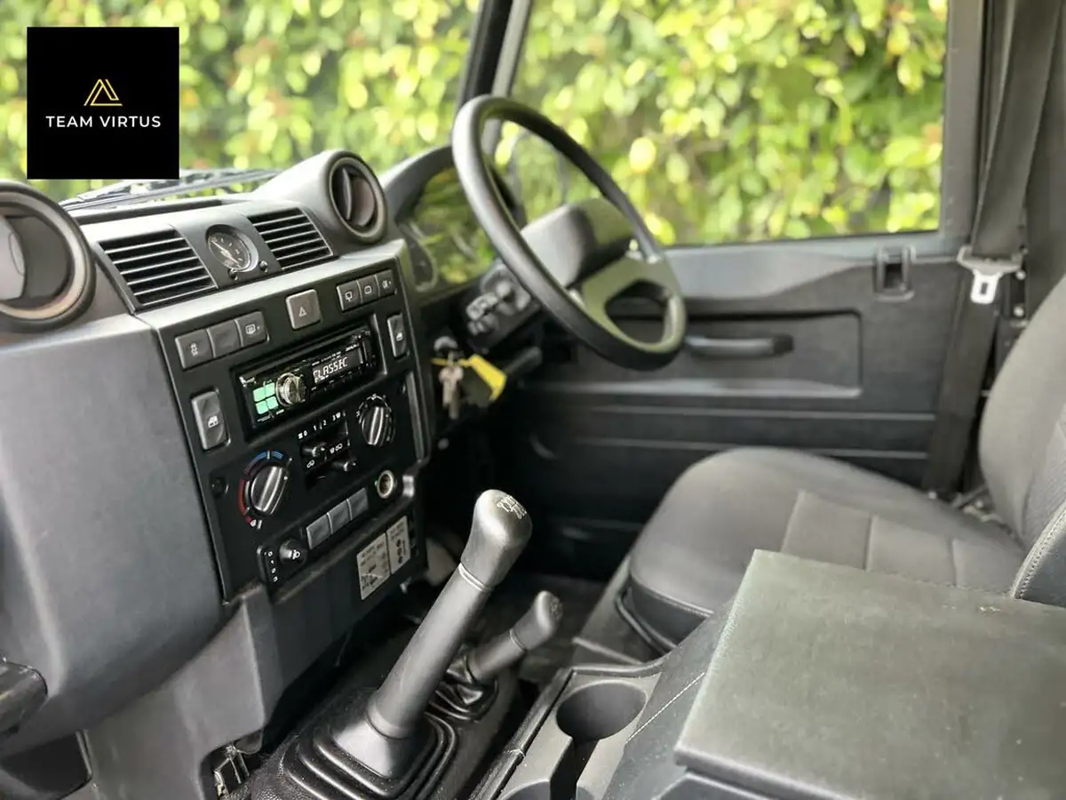 2014-land-rover-110-defender-22td-county-crewcab-pickup-big-10