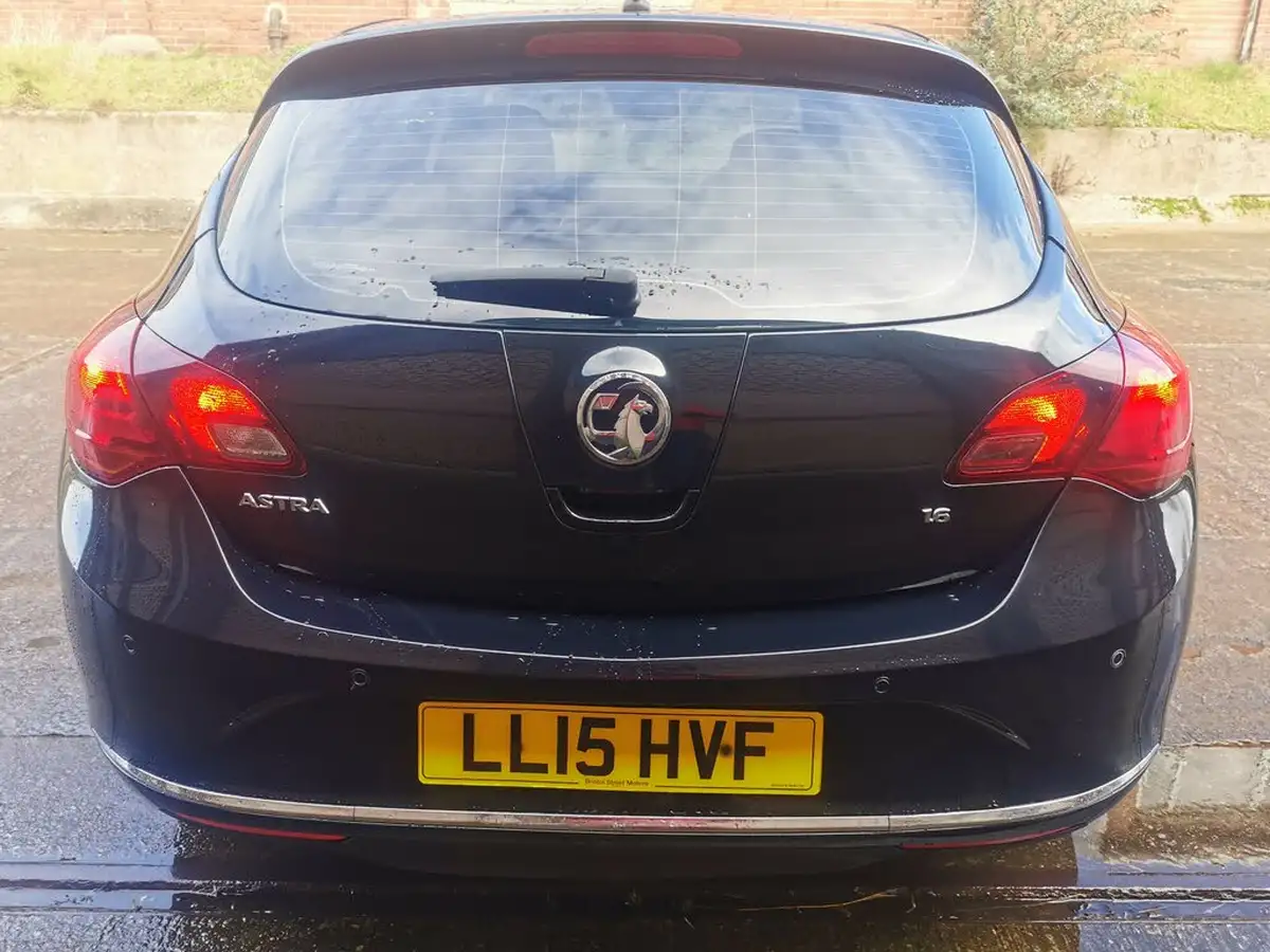 2015-vauxhall-astra-16-elite-hatchback-big-6