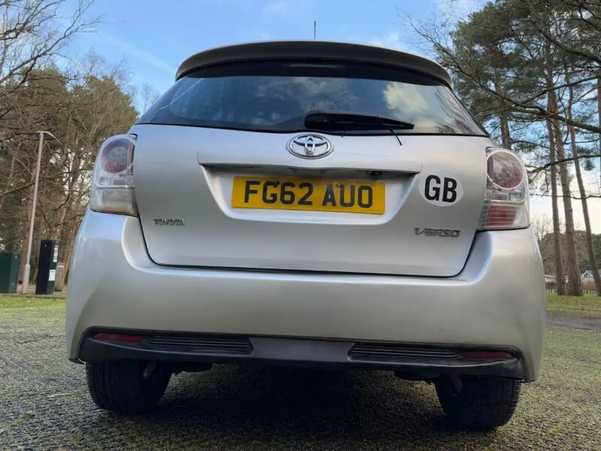 2012-toyota-verso-20td-tr-big-12