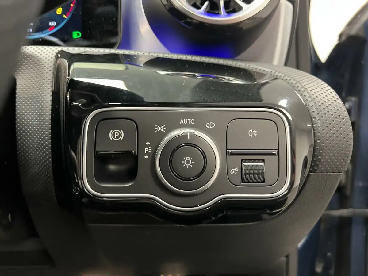 2021-mercedes-benz-a-class-13-a200-exclusive-edition-7g-dct-big-22