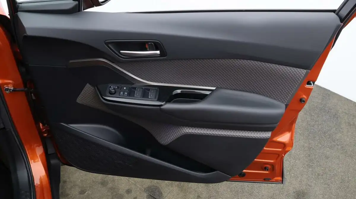 2020-toyota-c-hr-20-vvt-i-orange-edition-big-14