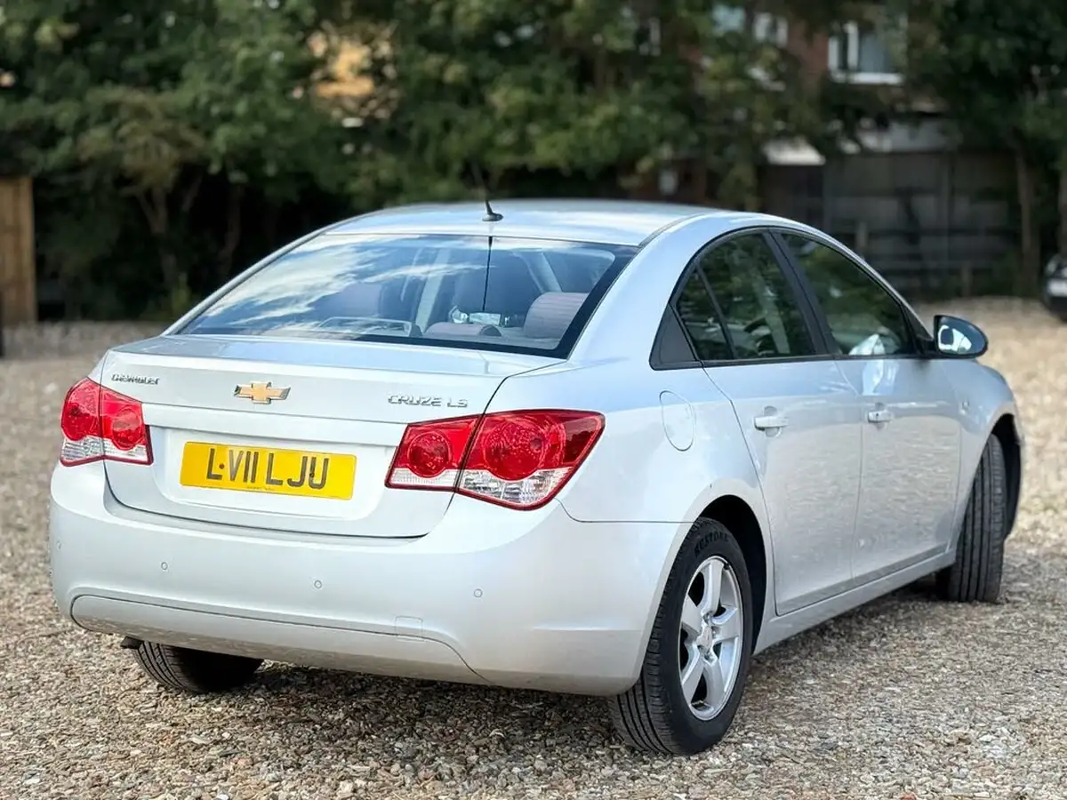 2011-chevrolet-cruze-16-ls-saloon-4d-auto-big-5