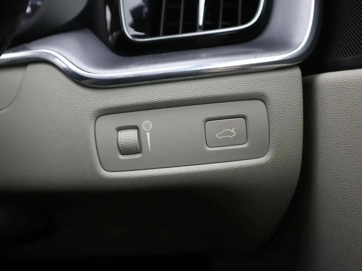 2019-volvo-xc60-20-t5-momentum-awd-big-26