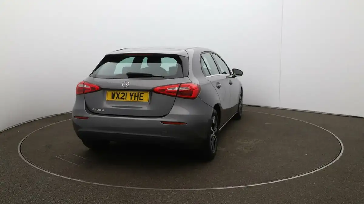 2021-mercedes-benz-a-class-15d-a180d-se-7g-dct-big-47