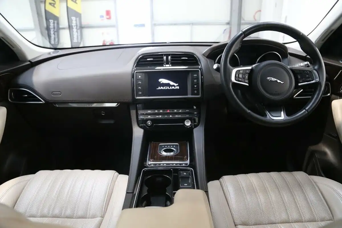 2017-jaguar-f-pace-20-i4d-portfolio-240ps-awd-ss-auto-big-33