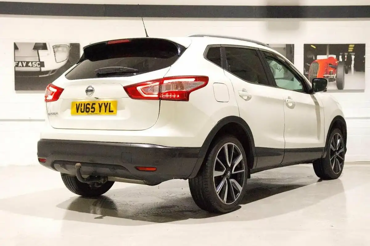 2015-nissan-qashqai-16dci-tekna-big-2