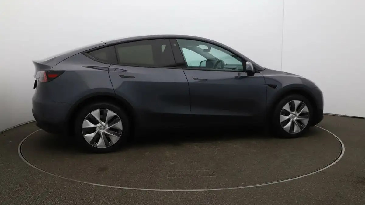 2022-tesla-model-y-e-long-range-big-43
