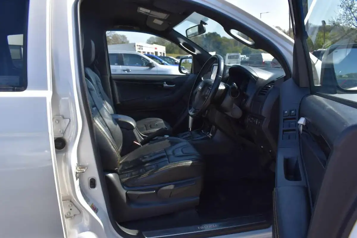 2018-isuzu-d-max-19td-blade-auto-big-4