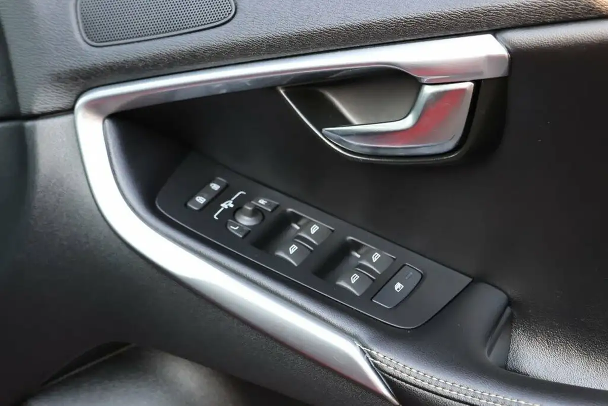 2014-volvo-v40-20td-d4-r-design-lux-177bhp-1984cc-geartronic-big-33