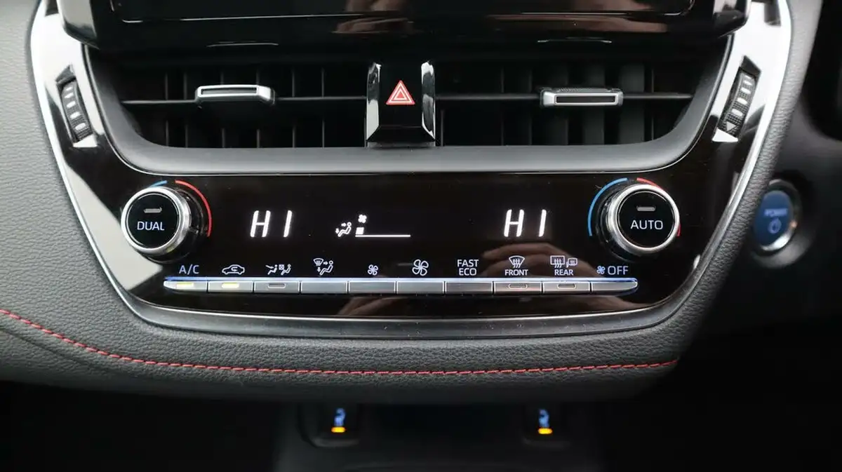 2019-toyota-corolla-20-vvt-i-excel-trk-hatchback-big-12