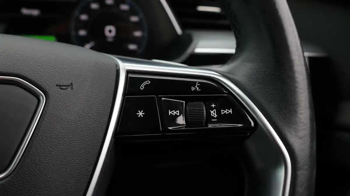 2021-audi-e-tron-50e-technik-station-wagon-big-26