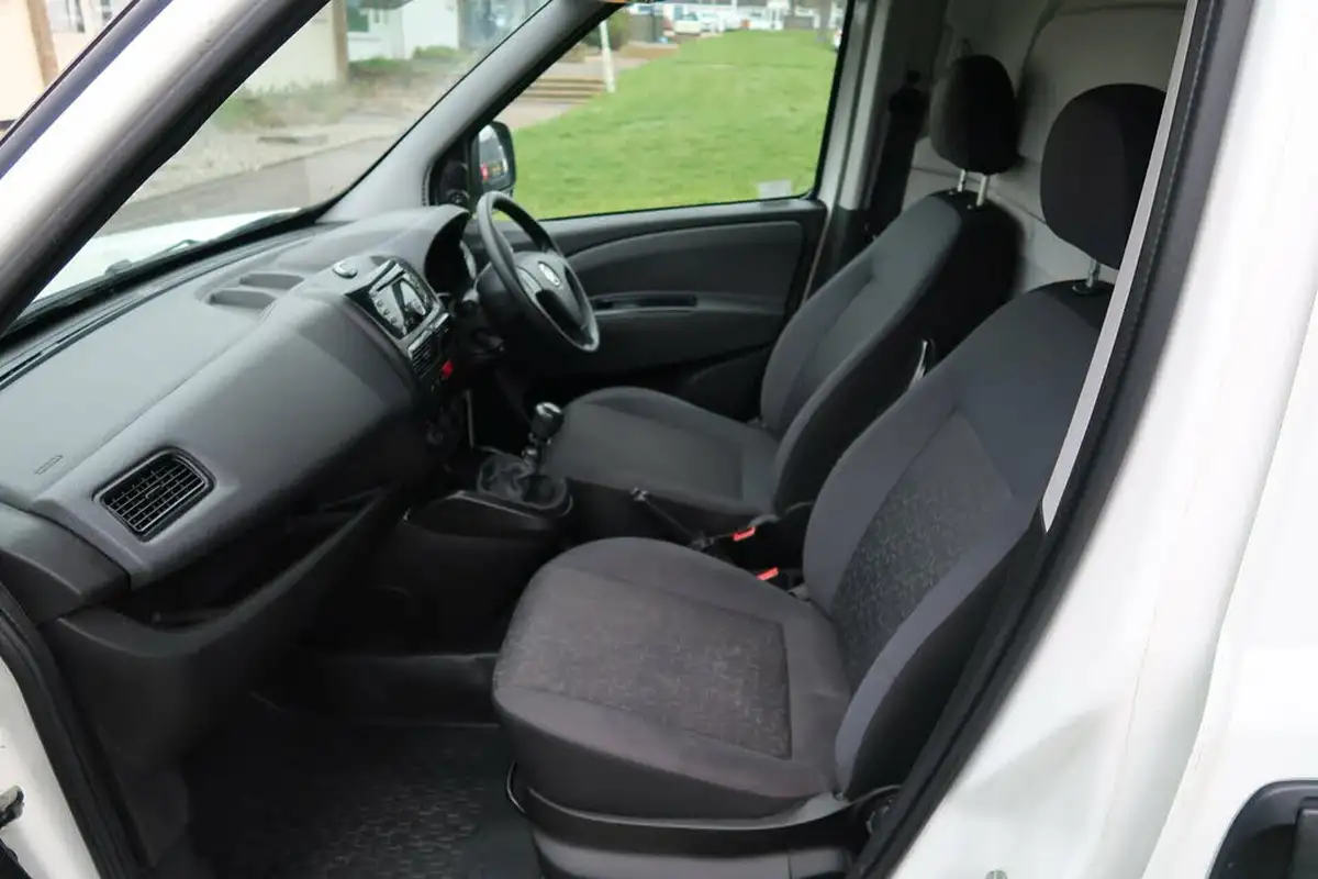 2021-fiat-doblo-cargo-16td-l2h1-maxi-tecnico-120bhpeu6dt-panel-van-big-25