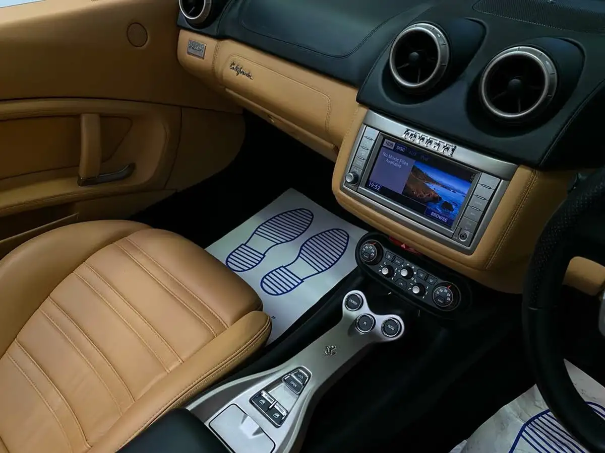2010-ferrari-california-43-big-19