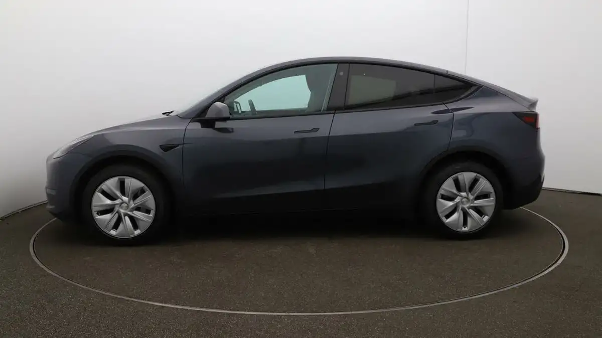 2022-tesla-model-y-e-long-range-big-57