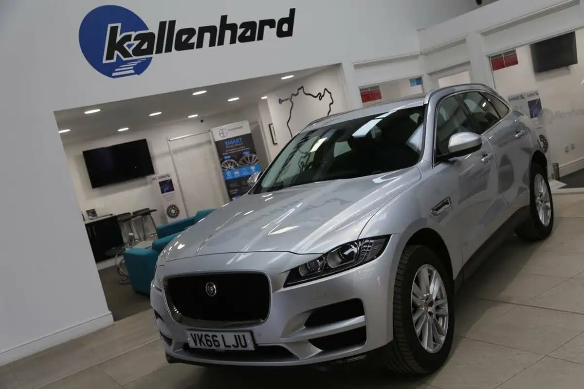 2016-jaguar-f-pace-20-i4d-portfolio-awd-auto-big-3