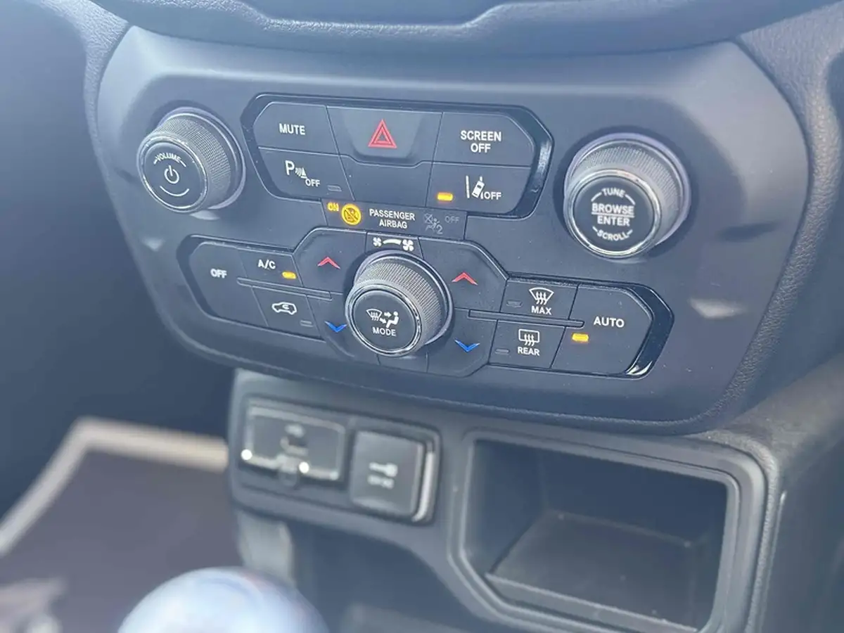 2020-jeep-renegade-10-gse-night-eagle-big-26