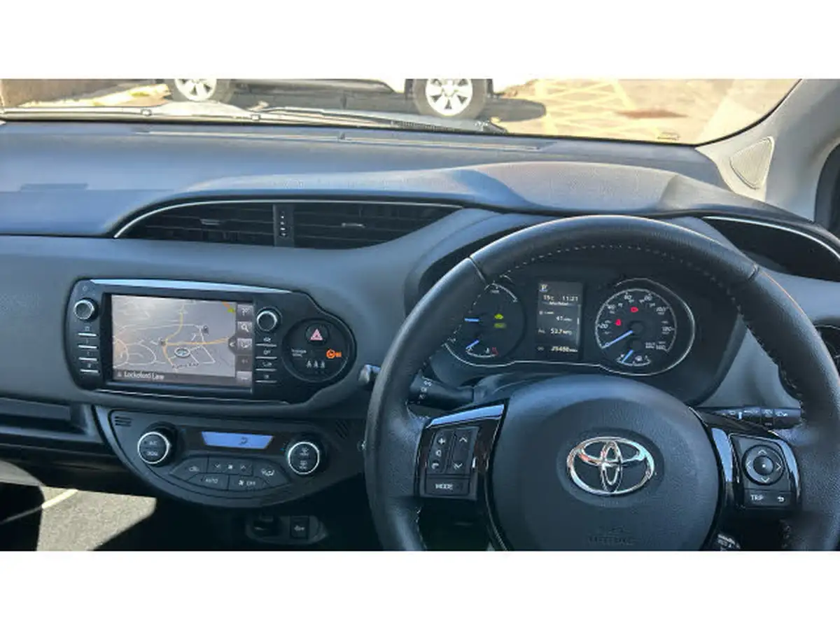 2017-toyota-yaris-15-vvt-i-icon-tech-98bhp-hybrid-1497cc-e-cvt-big-4