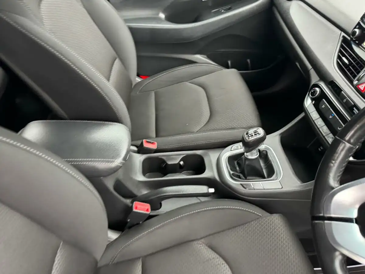 2018-hyundai-i30-10-t-gdi-se-nav-hatchback-big-31