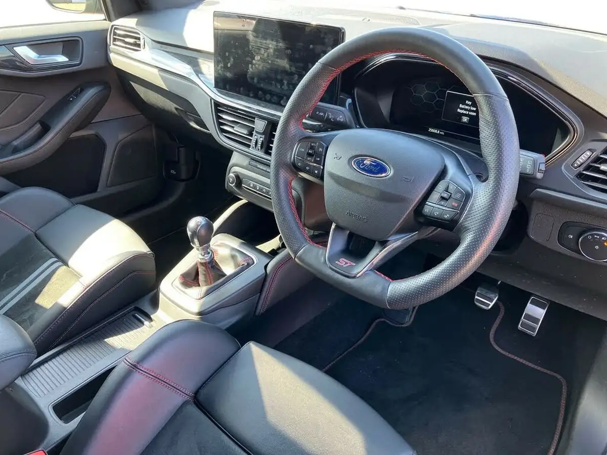 2023-ford-focus-23t-st-hatchback-big-7