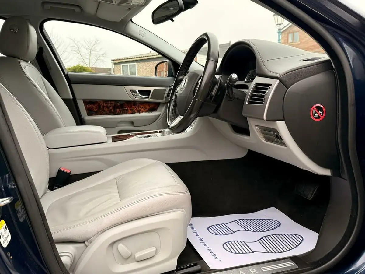 2010-jaguar-xf-30-luxury-big-16