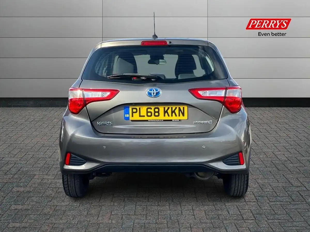 2019-toyota-yaris-15-vvt-i-icon-tech-98bhp-hybrid-1497cc-e-cvt-big-4