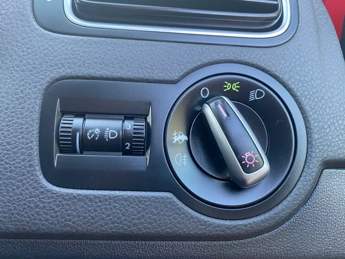 2012-volkswagen-polo-12-match-60ps-5d-big-27