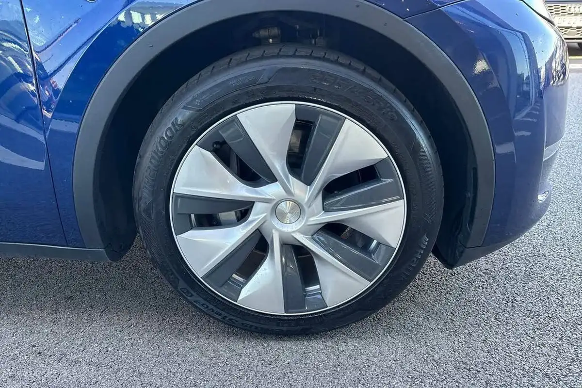 2022-tesla-model-y-e-long-range-big-4